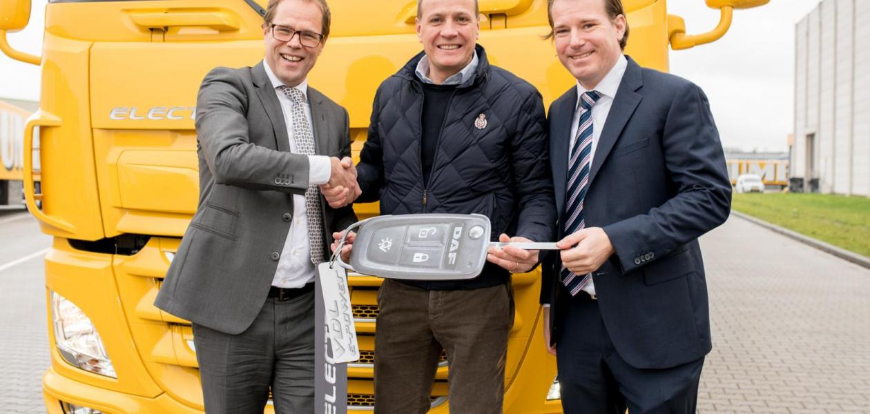 VDL und DAF liefern ersten Elektro-Lkw an Jumbo